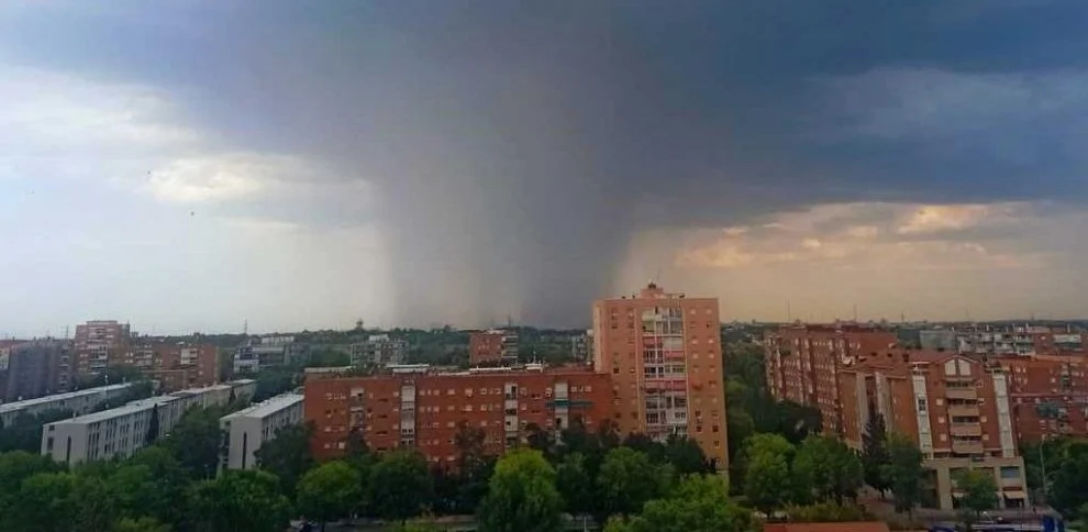 Tormenta sobre los edificios de Madrid