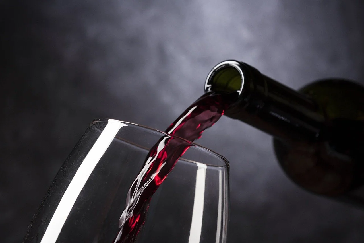 Vino tinto sirviéndose en una copa