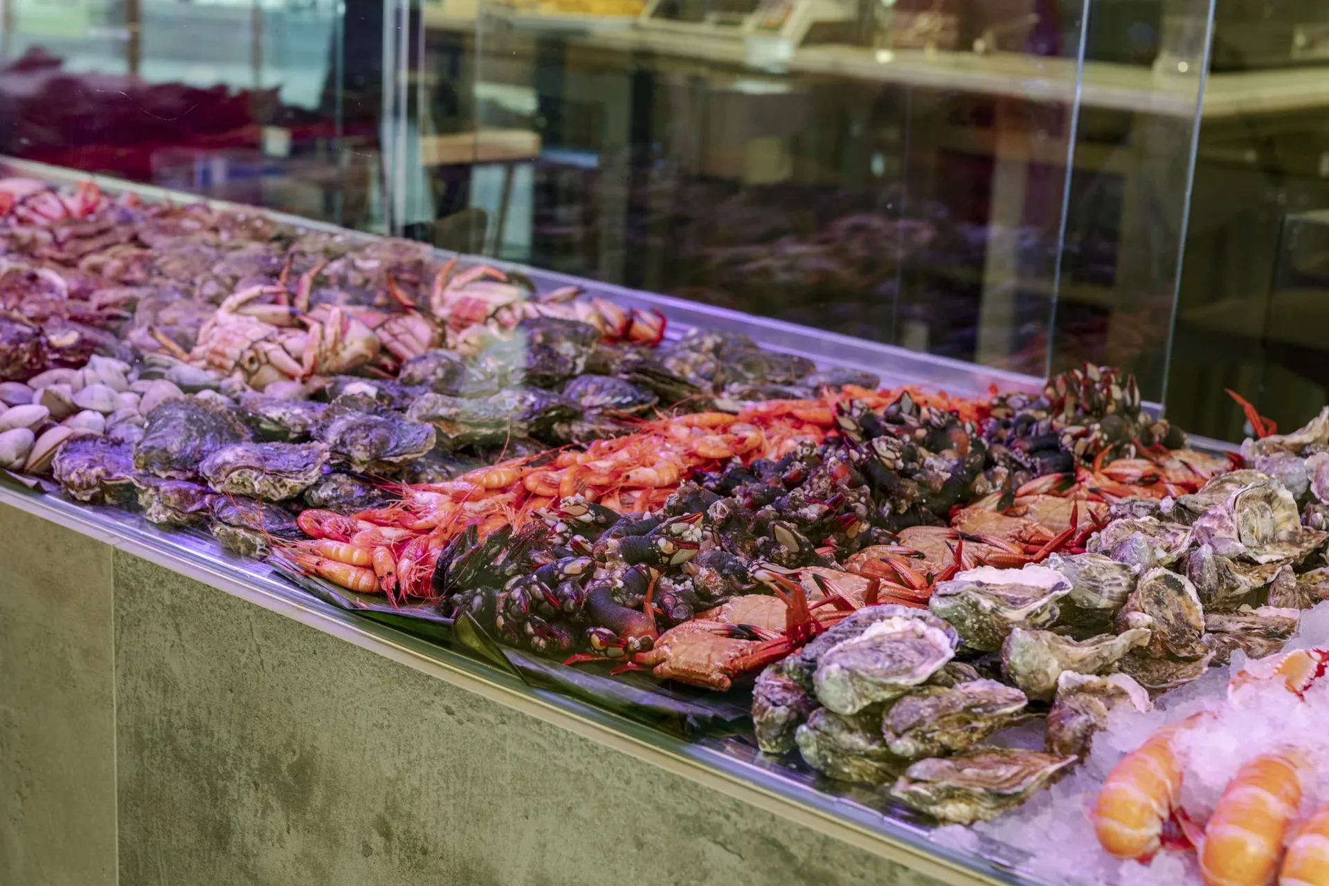 Vitrina de marisco fresco con ostras, gambas y centollos en Ogrelo